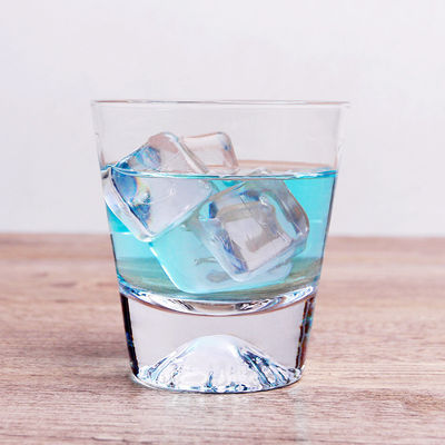 Прозрачная дунутая рука трясет стекло, регулярную чашку горы Фудзи снега формы поставщик